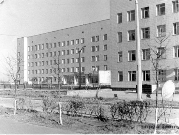 Sykehuset i Pripyat med inngangen -før 26. april 1986.