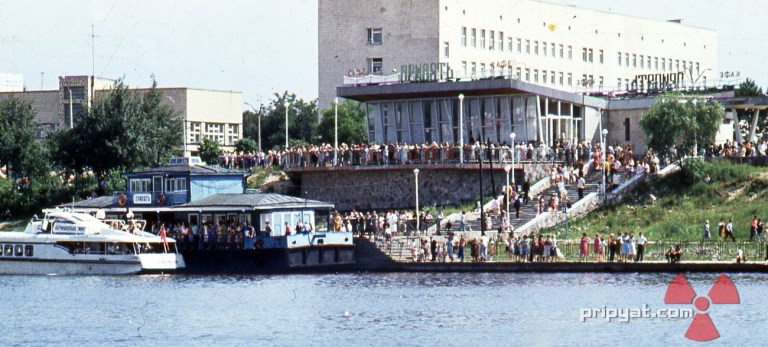 Fullt folk utenfor Kafe Pripyat før tragedien inntraff.