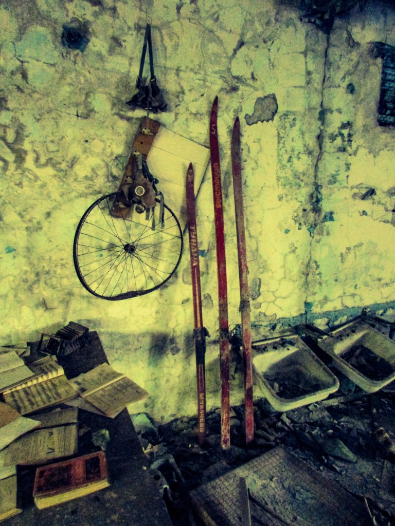 Langrennsski i et hjørne på kafeteriaen.