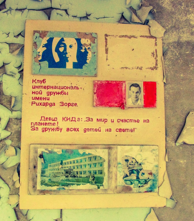 Informasjonstavle på skole nummer tre.