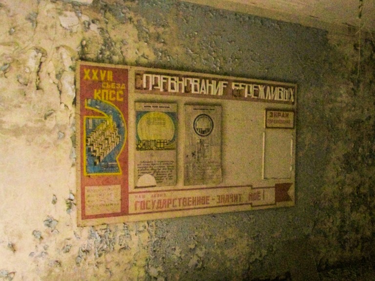 Informasjonstavle i en gangene på Skole nummer tre.