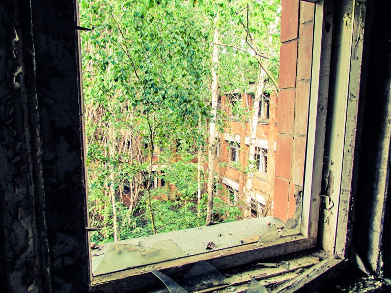 Utsikt over atriumet midt i skolen.