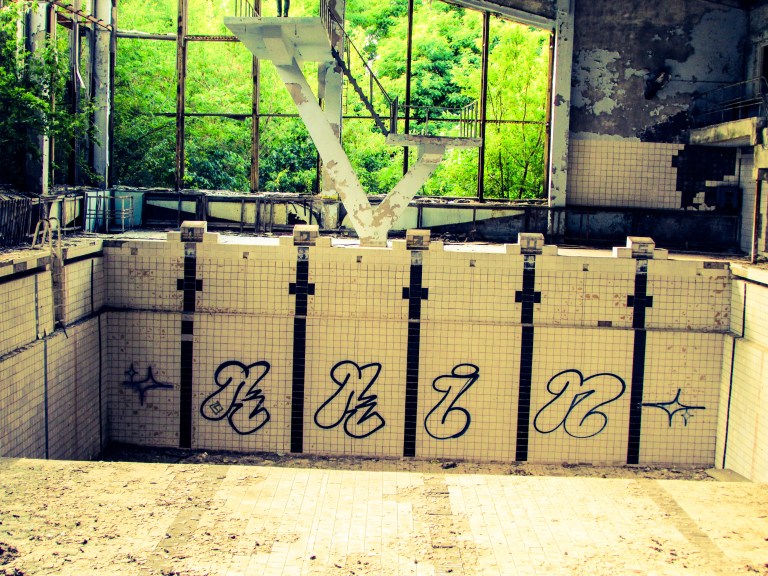 Inne i svømmehallen.