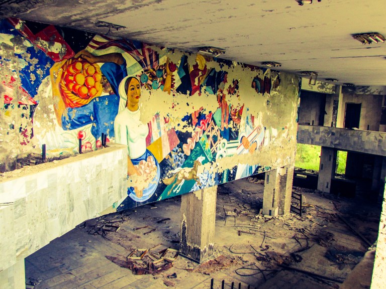 Rester av veggmaleriene er fortsatt tydelige.