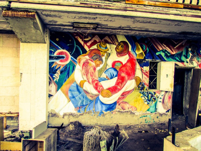 Folkenes forbrødring er tema for et av veggmaleriene.