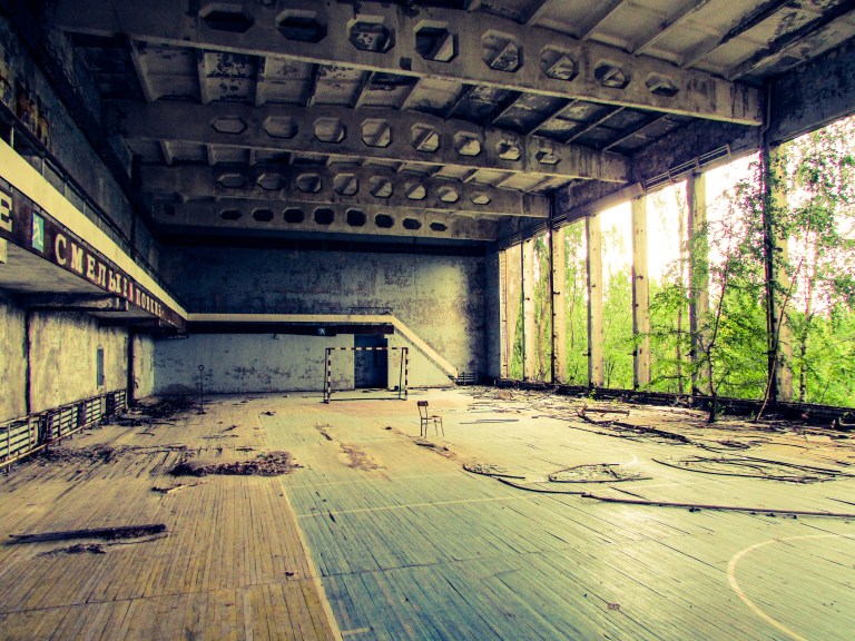 Idrettshallen med trappen opp til tribunene.