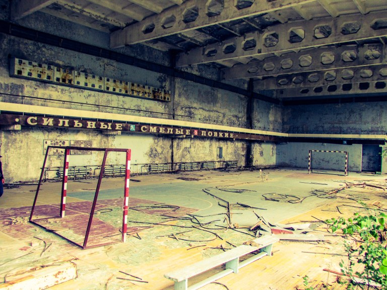 Idrettshallen med tribuner, der innbyggerne i sin tid heiet på hjemmelaget i håndballkamper.