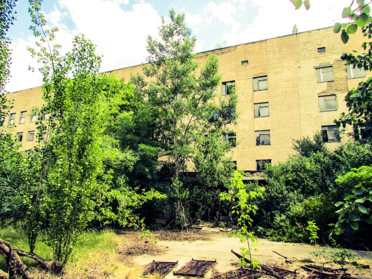 Sykehuset i Pripyat i dag, fotografert fra omtrent samme sted.