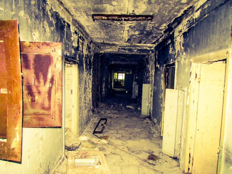 Nedover en av korridorene på sykehuset.