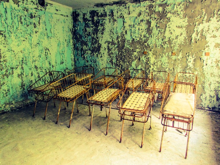 Barselavdelingen der de nyfødte lå på rekke og rad.