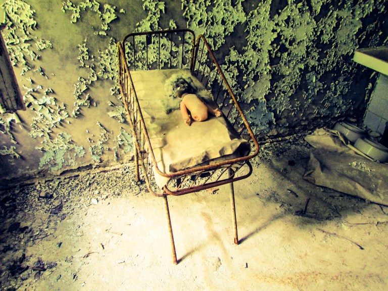 Noen har lagt fra seg en dukke i en av sengene på barselavdelingen.