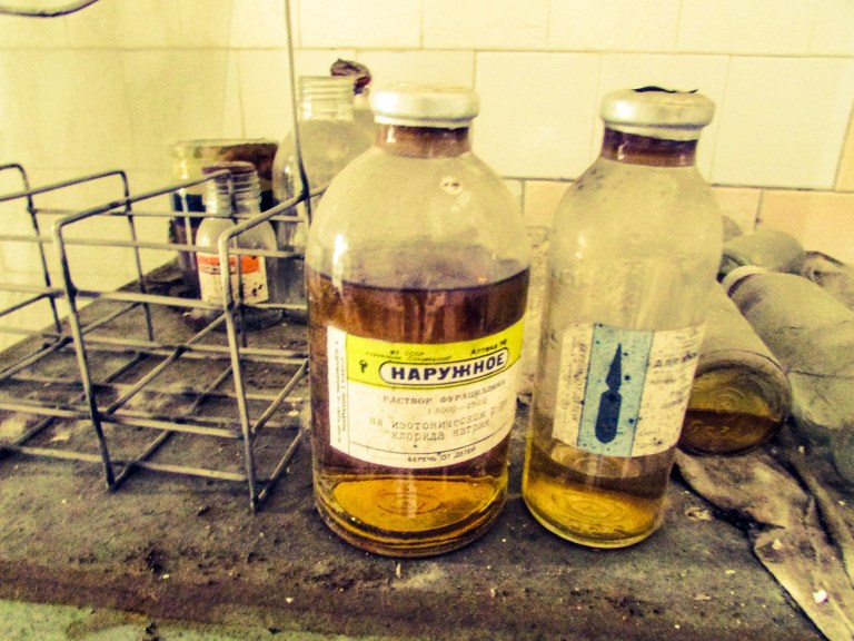 Nærbilde av to medisinflasker.