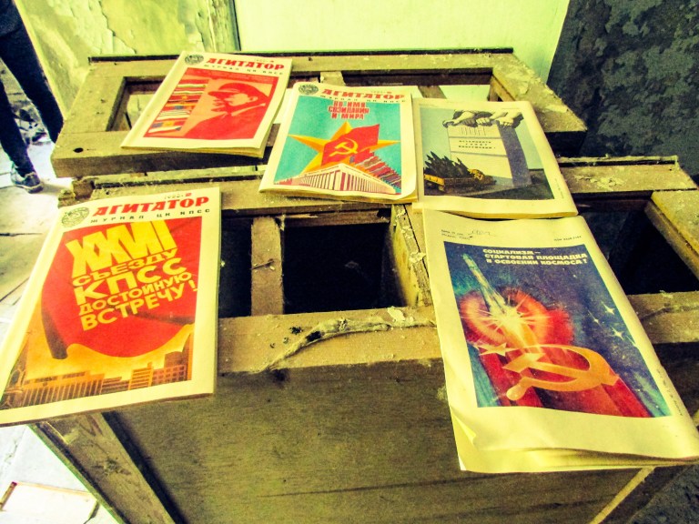 Blader fra 1986 ligger på et av bordene.