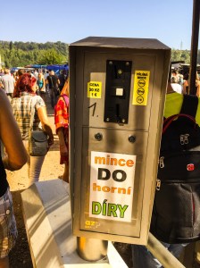 Automaten der man legger på 20 koruna - 7 norske kroner - for å komme inn på loppemarkedet.