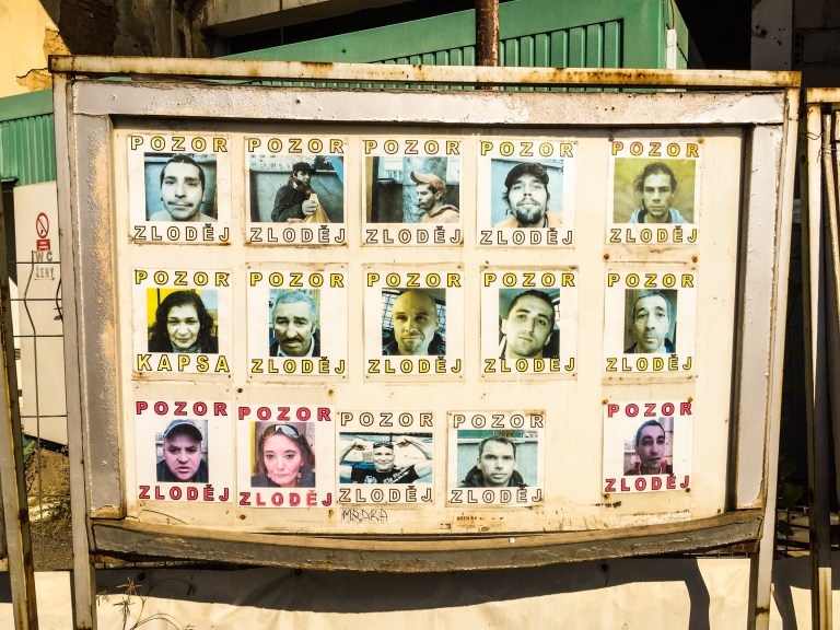 Detalj over personene man skal passe seg for. Pozor betyr 