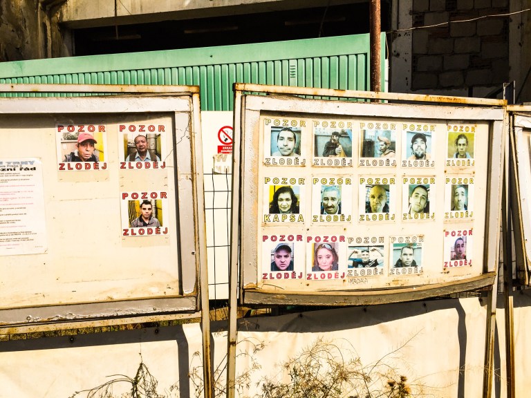 Rett etter at man kommer inn på loppemarkedet er det tavler med bilder av personer man skal passe seg for.