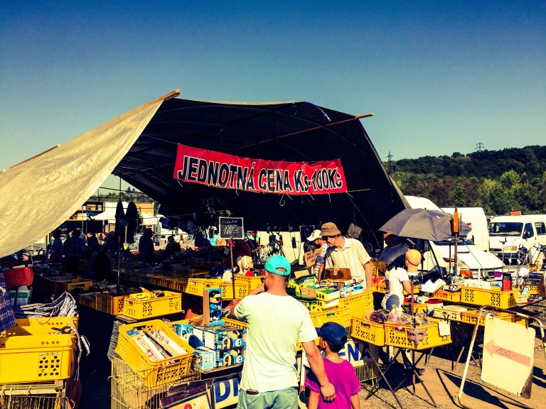 Presenninger er hengt opp for å beskytte mot vær og vind, en sen augustdag mest for å beskytte mot solen.