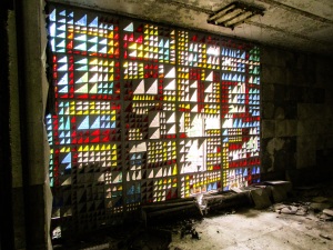 Som modellby var Pripyat utsmykket med kunst mange steder.  Her de abstrakte glassmaleriene inne i kino-foajeen.