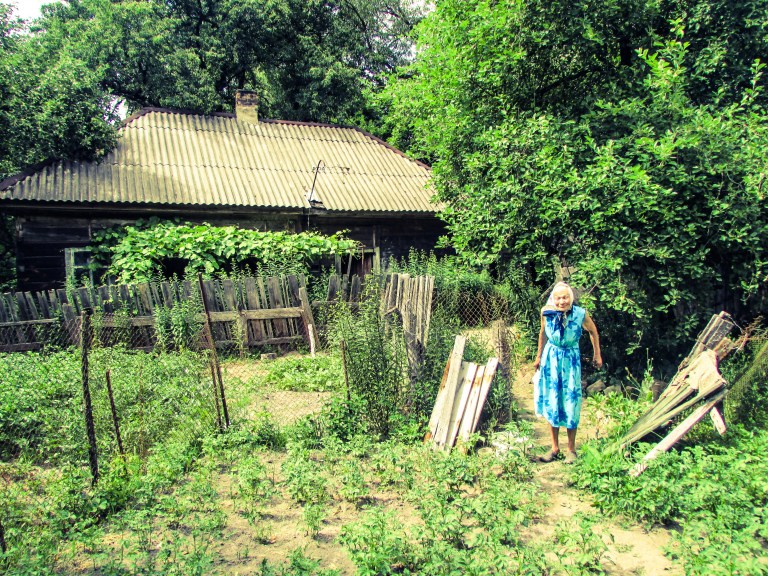 Rosalie foran huset sitt, som bestefaren bygget i 1941, samme år som tyskerne okkuperte området der landsbyen ligger.