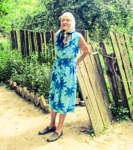 Rosalie poserer for fotografen ved døren inn til hagen sin.