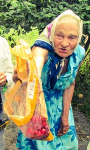 Rosalie byr på kirsebær fra eget tre. Prøvde ett - så radioaktivt er det jo ikke. Var godt, men ganske surt.