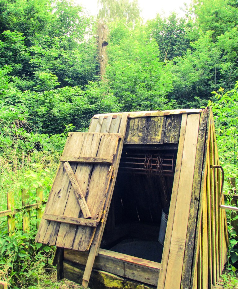 Over brønnhuset sees gatebelysningen; en påminnelse om at vi er midt inne i en landsby som en gang hadde 3000 innbyggere.