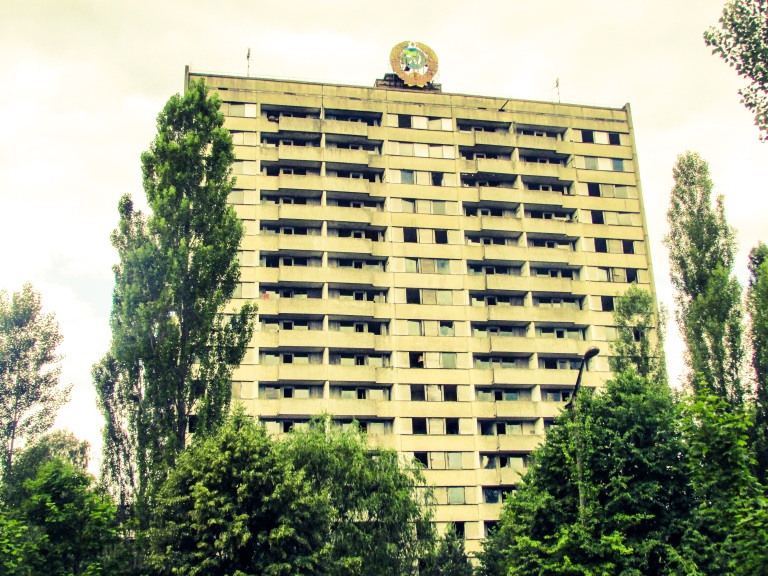 De høyeste blokkene i Pripyat - som denne - var på 16 etasjer. 9 og 16 etasjer var standardhøydene på boligblokker i Sovjetunionen. Grunnen var at det ble bygget to typer stigebiler for brannfolkene. Den ene biltypen hadde stiger som var 9 etasjer høye - den andre kunne hente ned folk fra 16. etasje.  