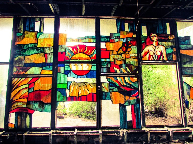 Ett av glassmaleriene i Kafe Pripyat.