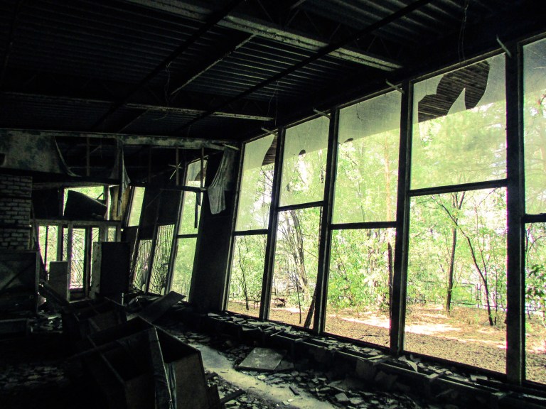 Inne i Kafe Pripyat- fra en annen vinkel.
