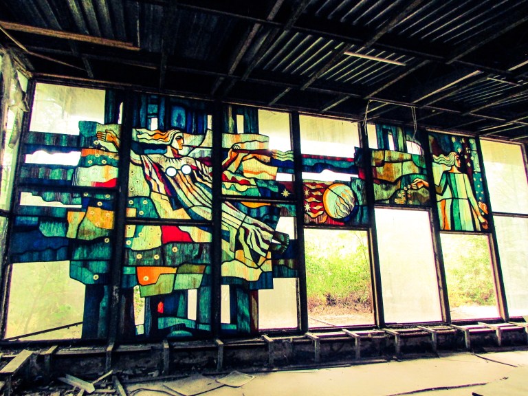 Ett av glassmaleriene i Kafe Pripyat.