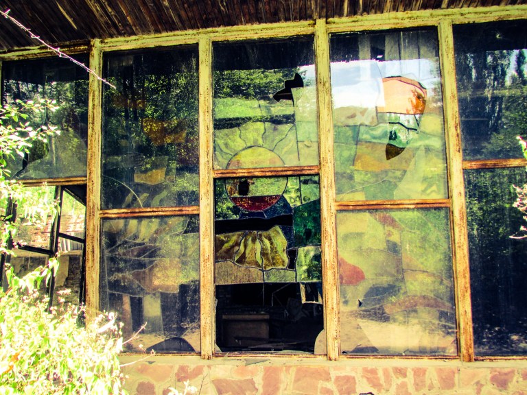 Ett av glassmaleriene sett fra utsiden.