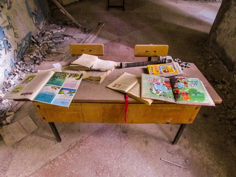 Bøkene ligger fortsatt på de doble pultene.