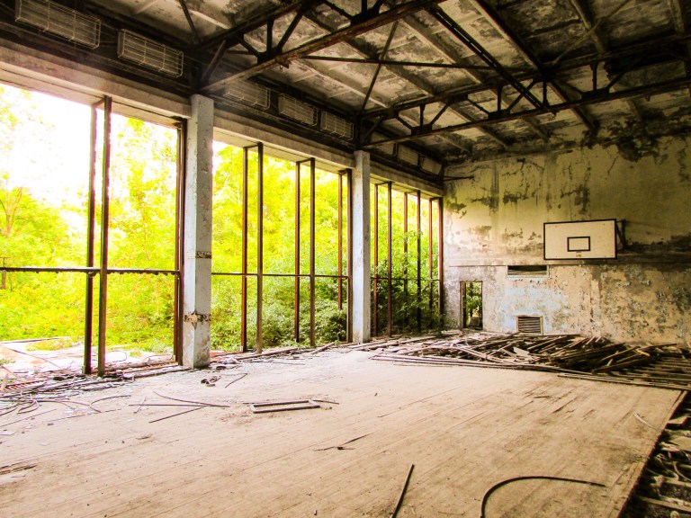 Basket- og håndballbanen i Sportshallen.