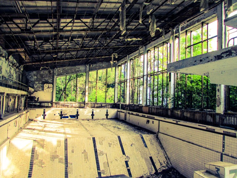 Inne i svømmehallen.