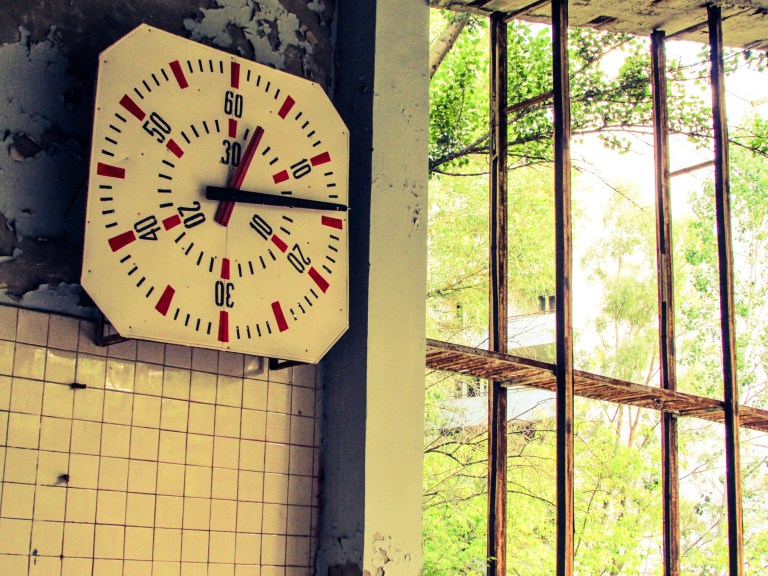 Klokken har stoppet inne i svømmehallen.