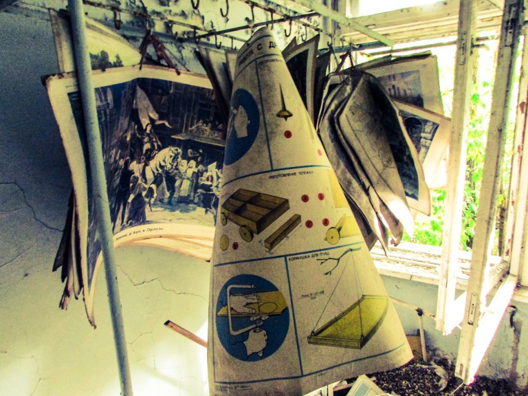 Plansjene som ble brukt i undervisningen henger fortsatt på planserommet.