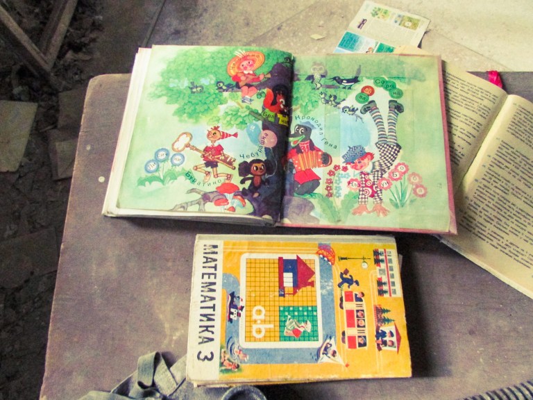 Noen av bøkene som ble etterlatt på en av pultene.