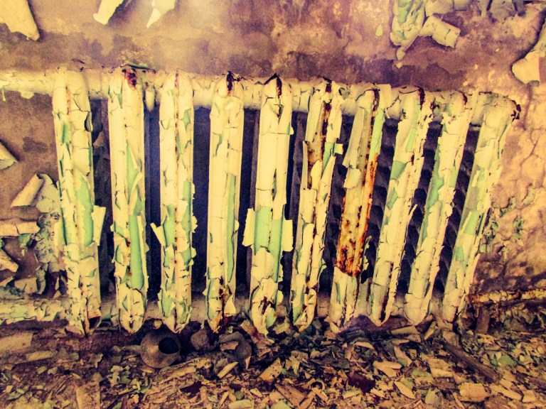 Tidens tann har fått malingen til å flasse av på radiatoren.