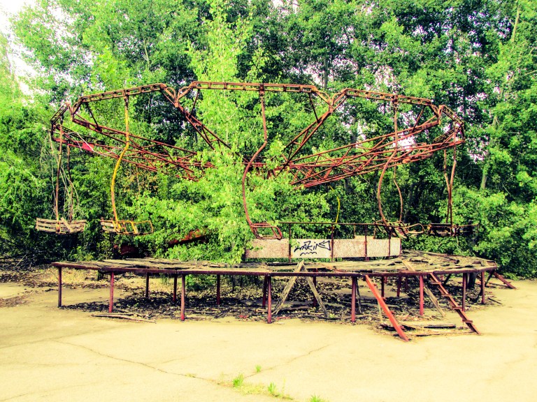 Et tre er i ferd med å gro opp inne i karusellen.