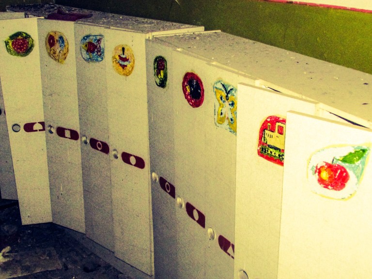 Hvert barn hadde sitt skap, markert med klistremerker.