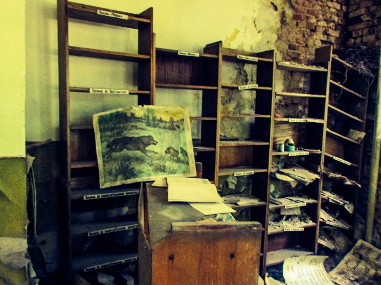 Plansjene med illustrasjoner fra gamle ukrainske eventyr er fortsatt i barnehagen.