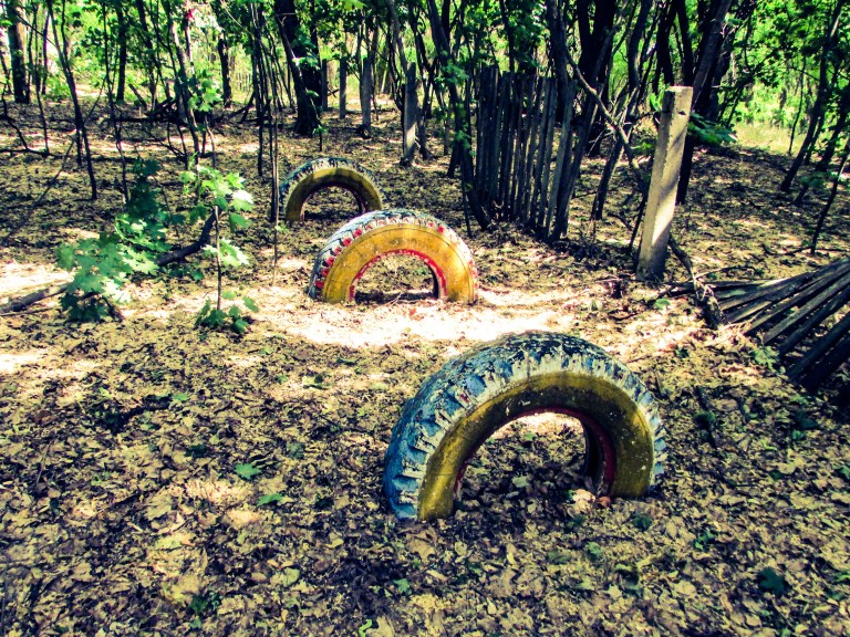 Også noen av utendørslekene står igjen. Det var ikke store barna som krabbet gjennom bildekkene den  gangen.