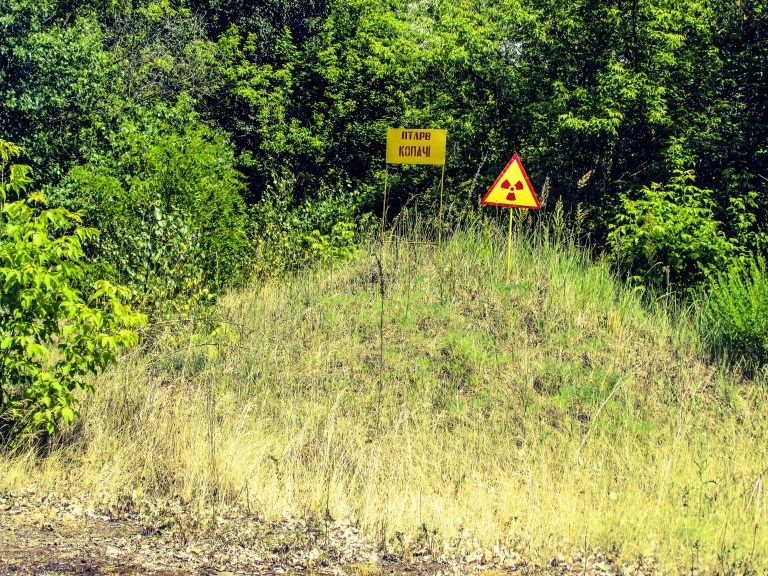 Alt som er igjen av de andre husene i landsbyen er noen jordhauger og noen varselskilter.