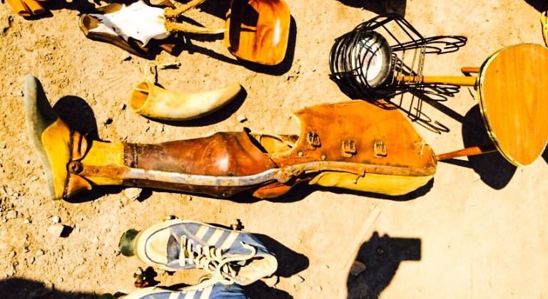 En 80 år gammel benprotese var kanskje den mest spesielle gjenstanden på hele loppemarkedet. Pris: 2500 norske kroner.