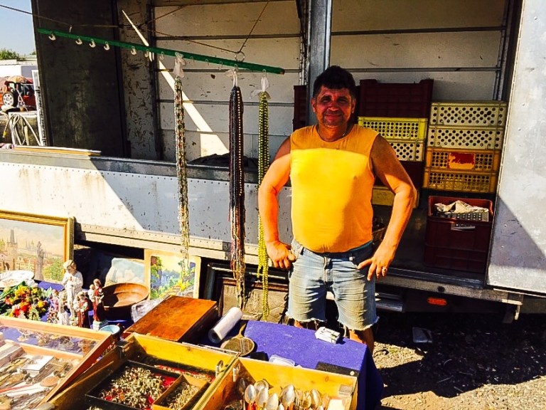 Toni er en av gjengangerne på loppemarkedet. Hver helg kommer han med varebilen sin og legger frem varene sine for salg.