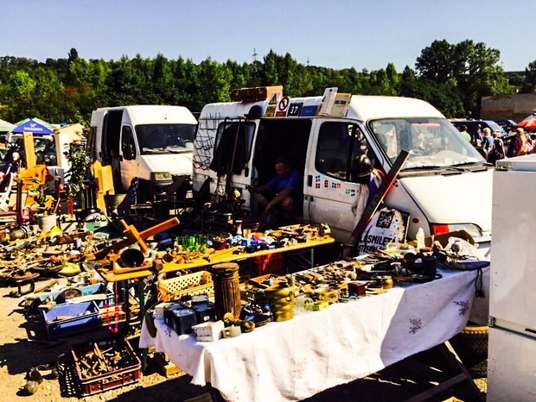 Mange av selgerne kommer i varebiler fulle av varer. 