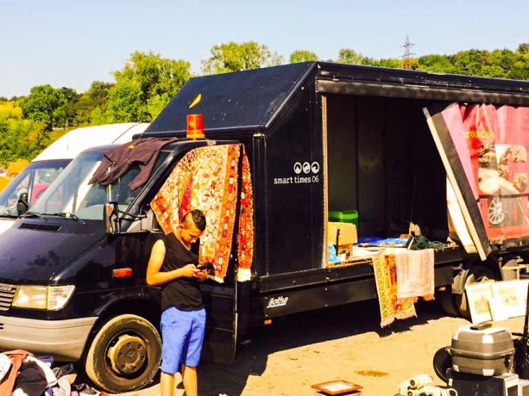 Smarttelefonen er like vanlig blant selgerne på Kolbenova som blant folk ellers.