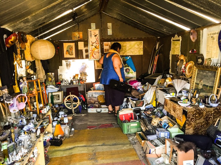 Inne i en av de permanente bodene med alt sitt krimskrams.