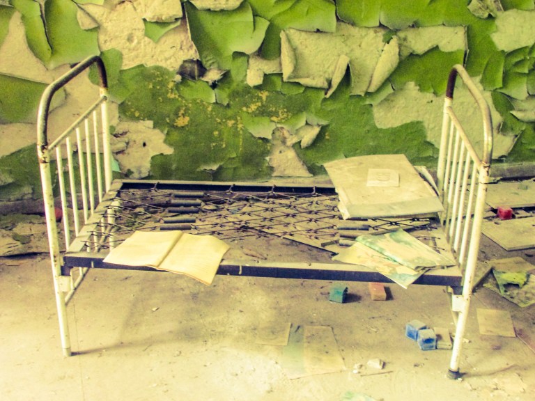 Malingene flasser av og madrassene er borte. Det er også barna.