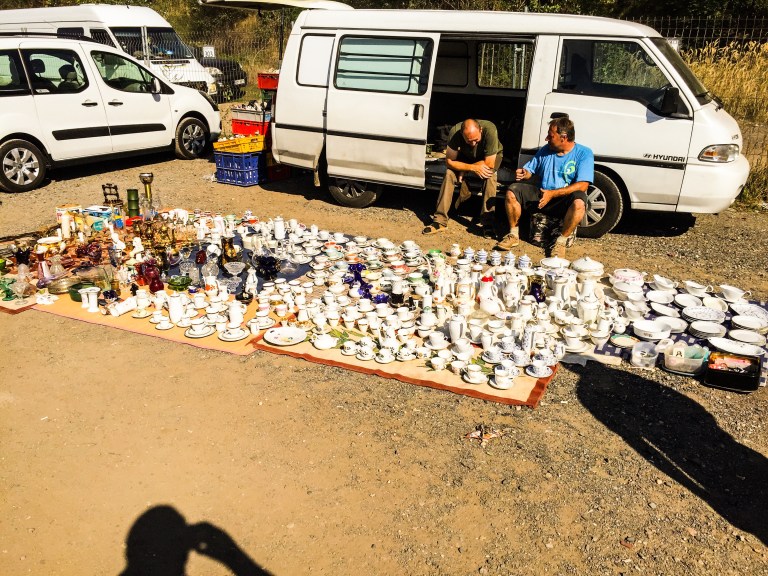 Tsjekkisk porselen selges av to voksne menn.